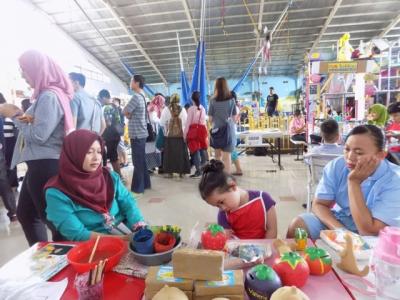 Membentuk dan Menghias Tanah Liat