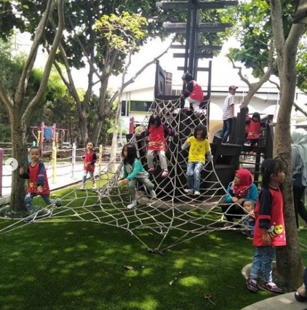 Anak main di luar rumah, siapa takut!